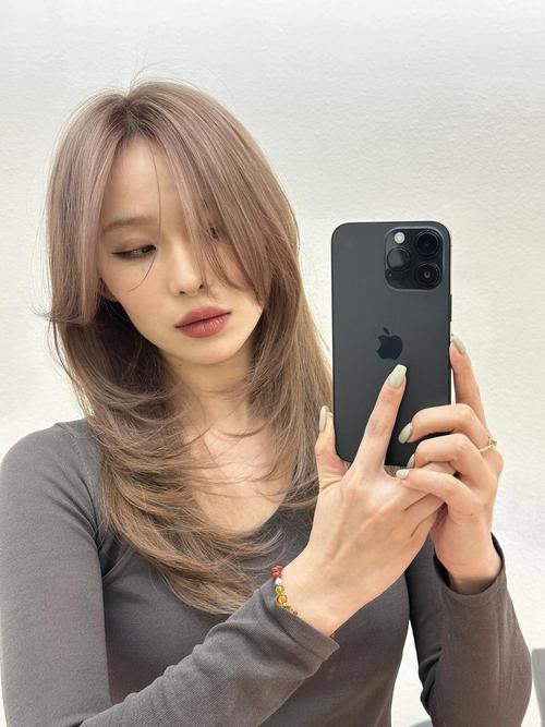 皮肤暗黄染发,选什么颜色显白?