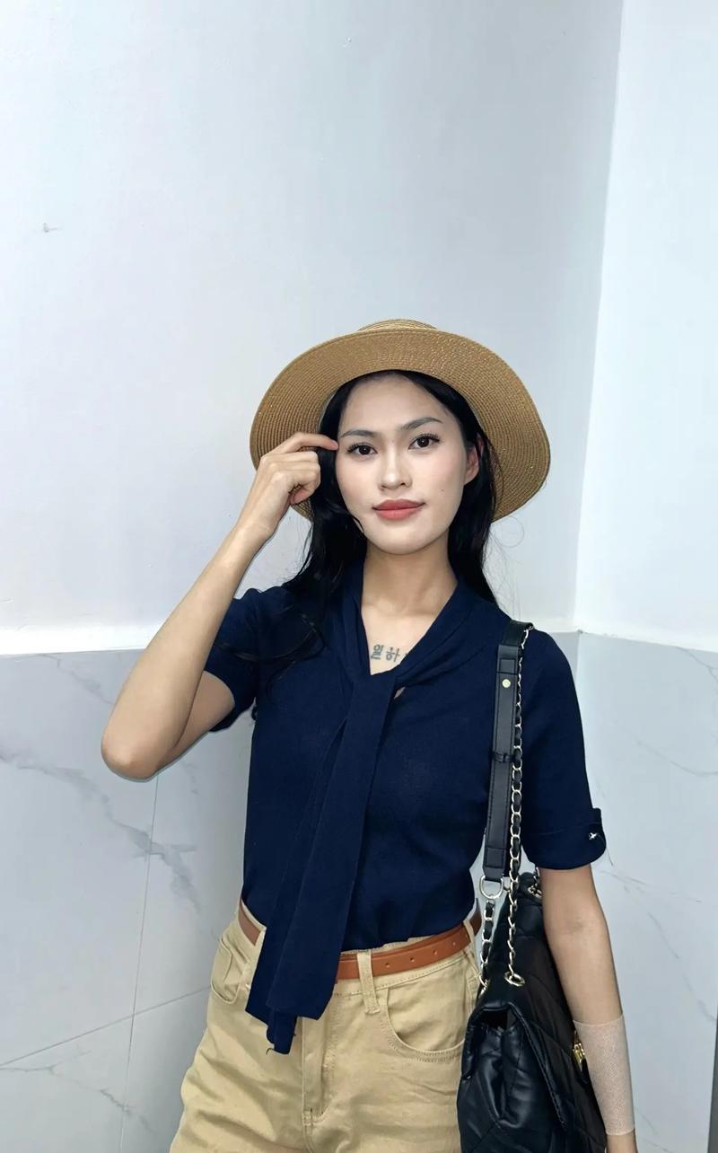 皮肤暗黄穿什么色显白?