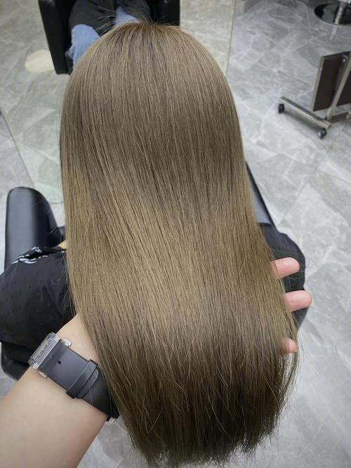 皮肤黑适合染什么发色显白好看?