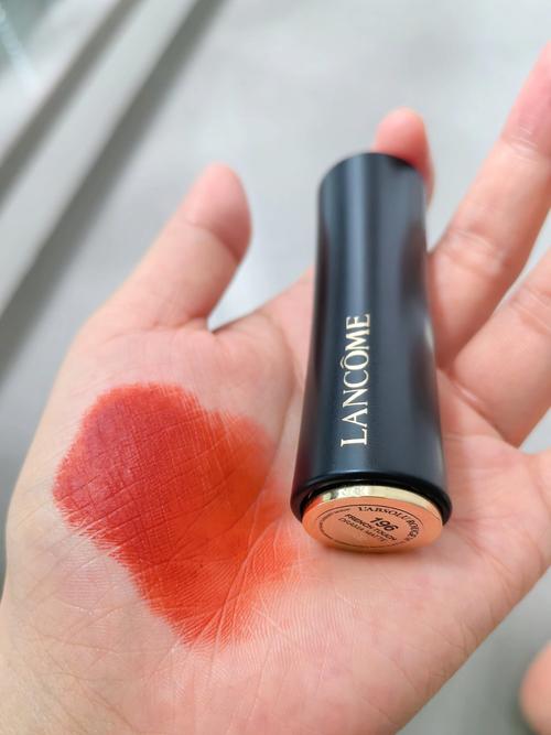 皮肤黑黄涂什么口红显白提气色?