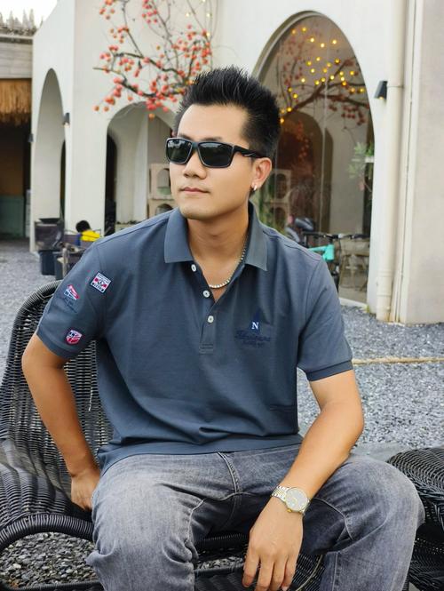 肤色偏黑男生,穿什么颜色显白又好看?