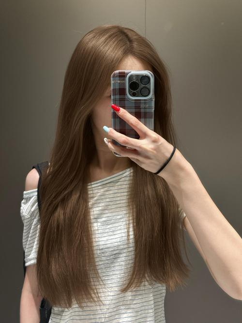 皮肤黑适合什么发色显白?