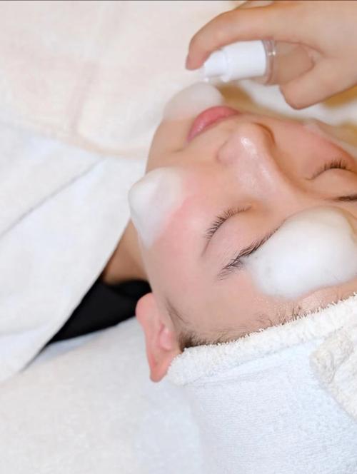 常去美容院洗脸,皮肤真的会变好吗?