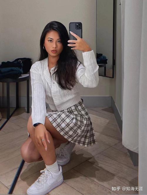 皮肤偏黑穿什么颜色衣服最显白?