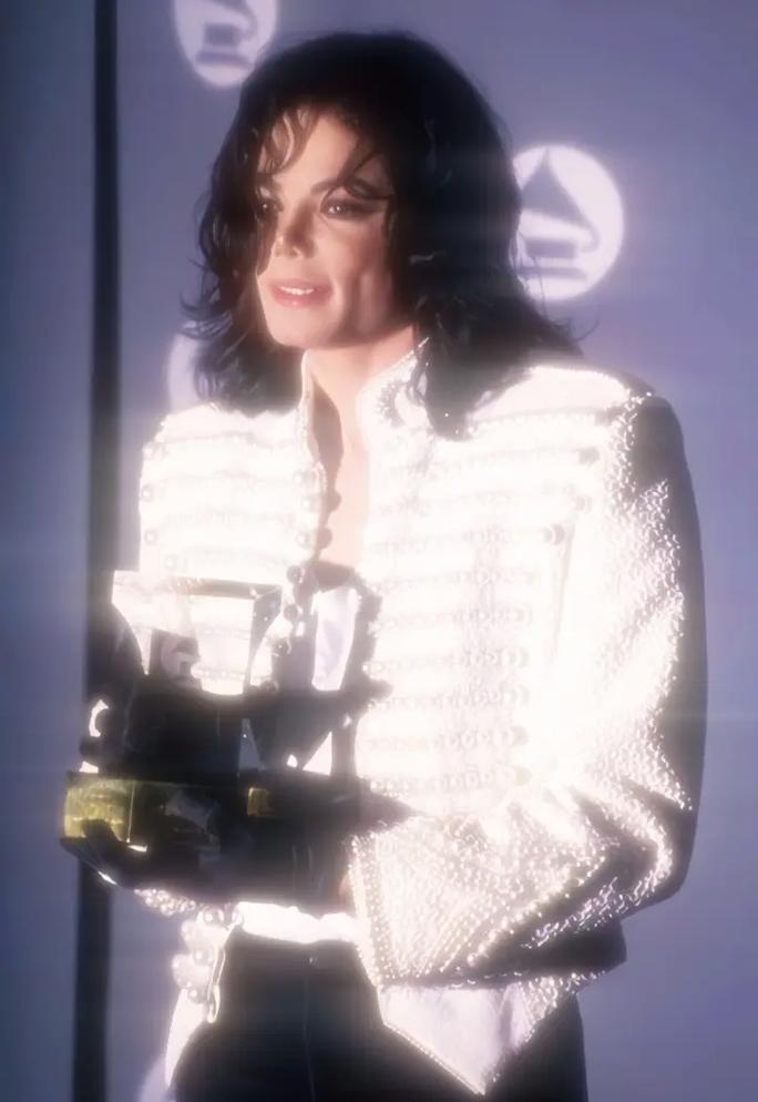 迈克尔杰克逊皮肤为何变白?