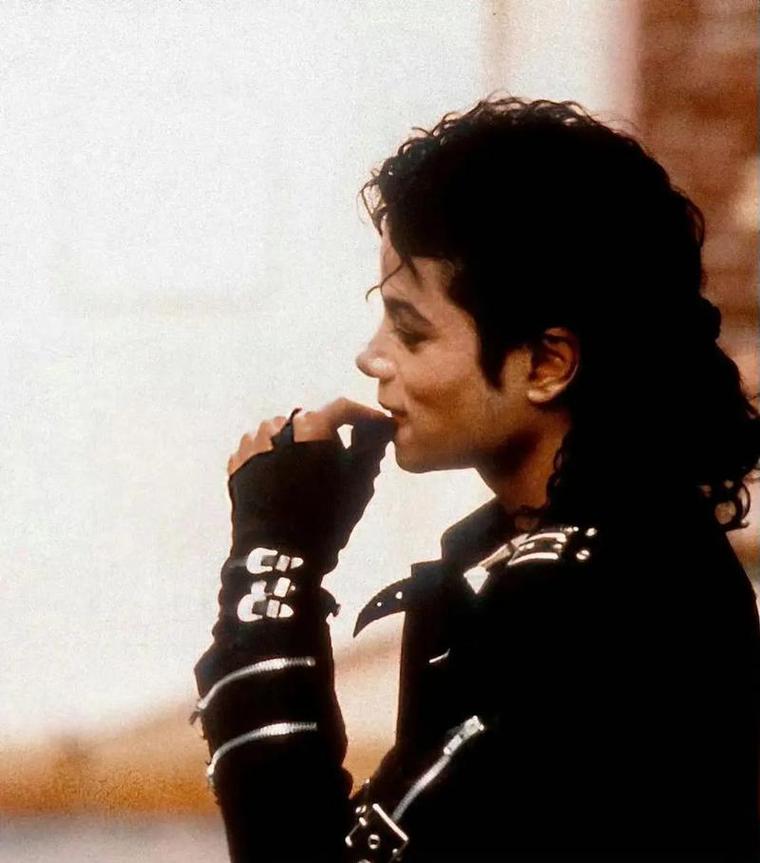 迈克尔杰克逊皮肤为何变白?