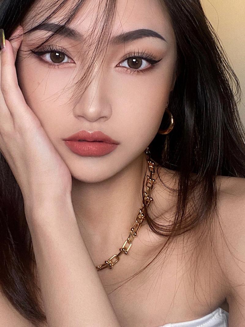 皮肤黑适合什么颜色眼影?