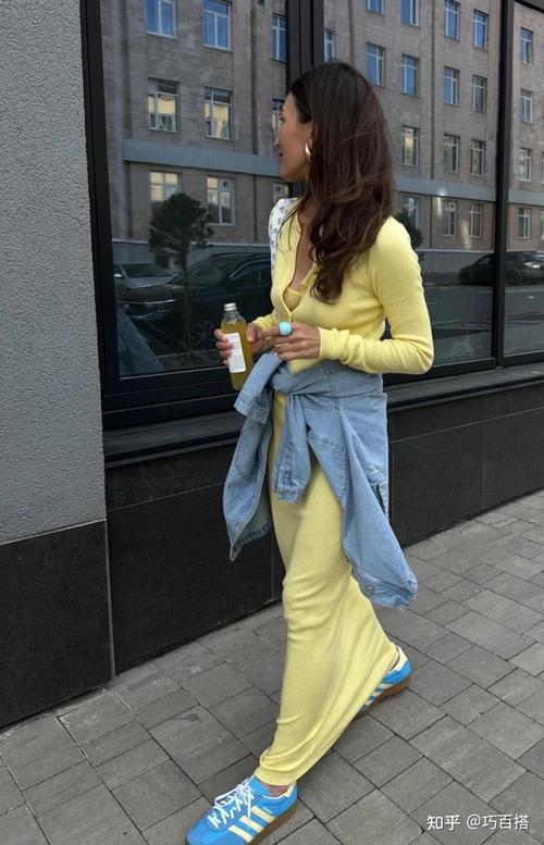 皮肤暗黄穿什么颜色显白提气色?