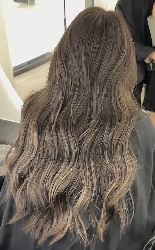 皮肤暗黄适合染什么发色?