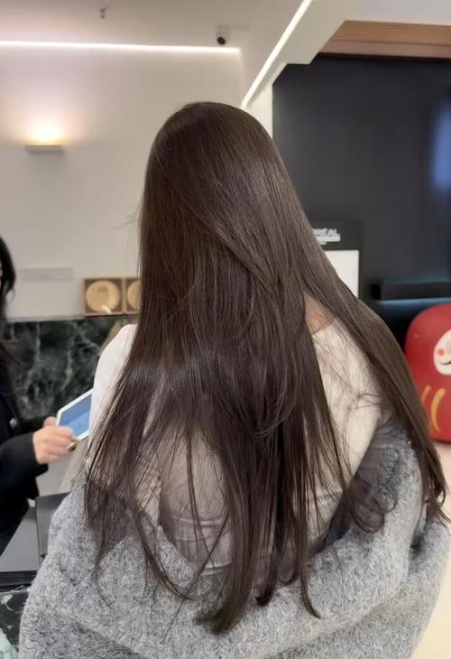 皮肤黄染时,什么颜色头发最显白?