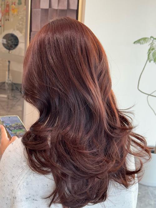 黄皮染发选什么颜色显白?