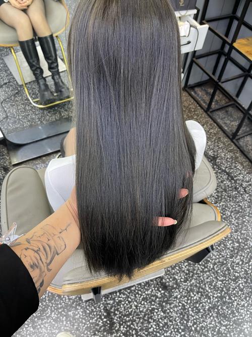 皮肤暗沉染什么发色显白?