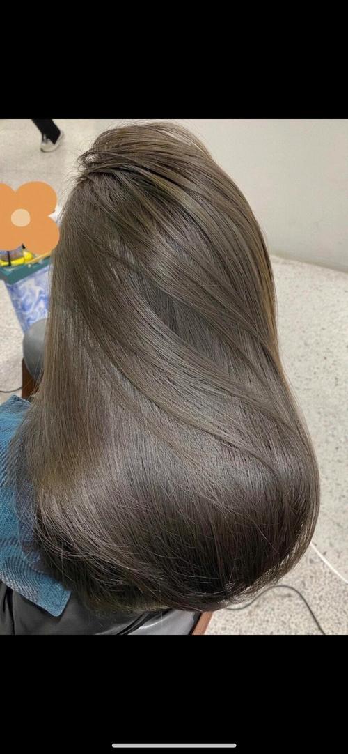 皮肤暗沉染什么发色显白?