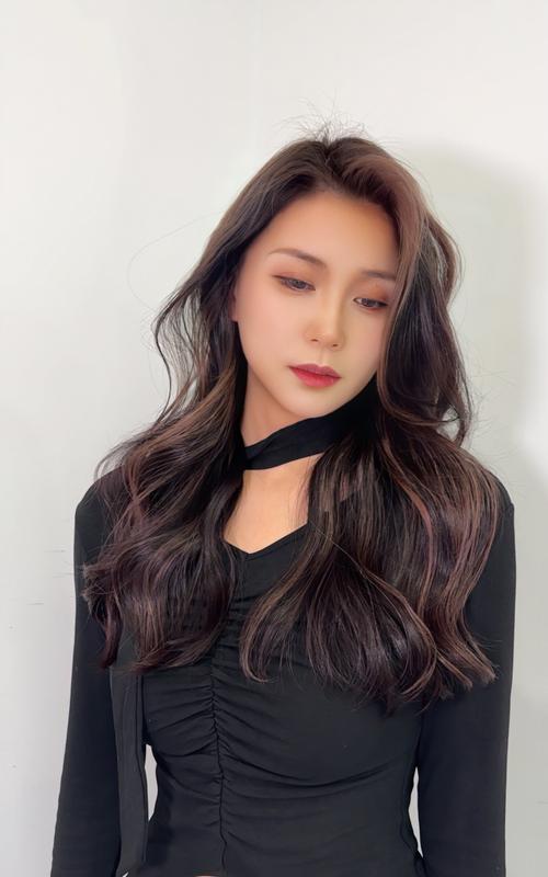 皮肤黑适合染什么发色显白?