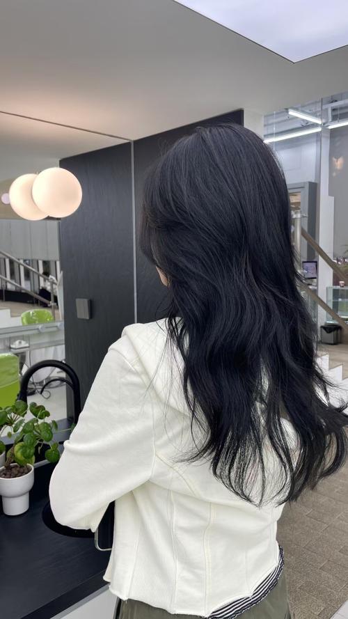 皮肤黑适合染什么发色显白?