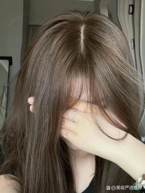 皮肤黑适合染什么发色显白?