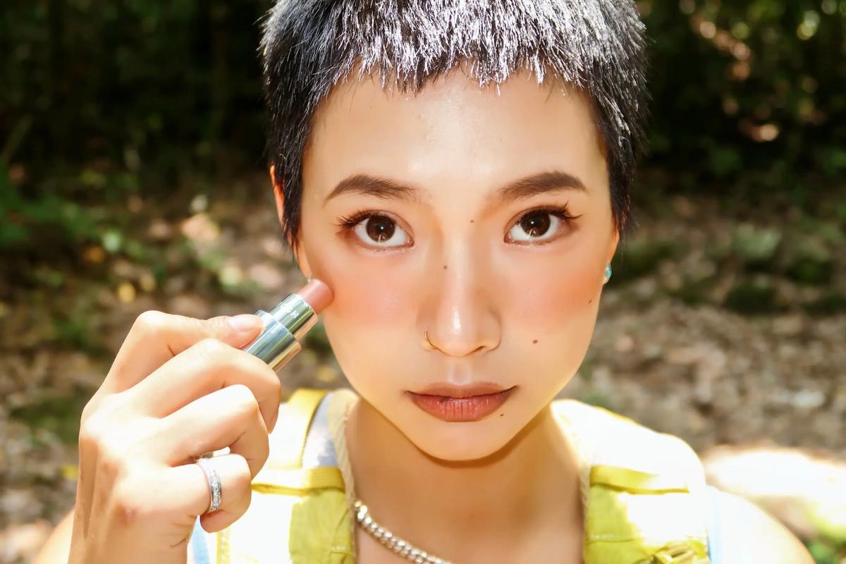 小麦色皮肤适合什么颜色穿搭?