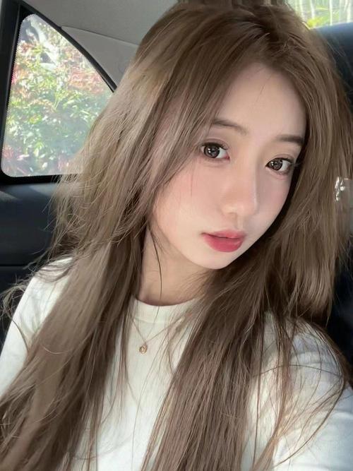 皮肤白适合什么发色显气质?