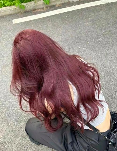 皮肤暗染选什么颜色显白又好看?