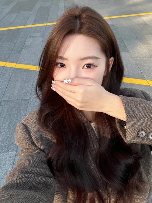 皮肤暗染选什么颜色显白又好看?