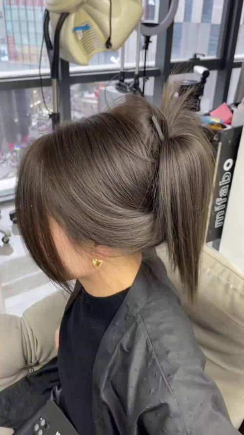 皮肤暗染选什么颜色显白又好看?