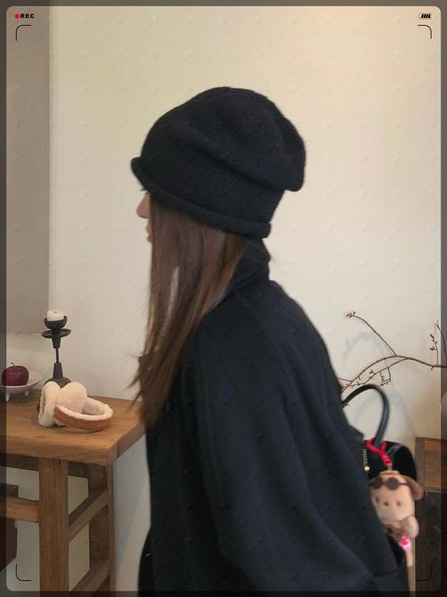 皮肤黑戴什么帽子显白?