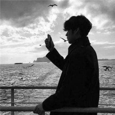 QQ男生伤感黑白皮肤,藏着什么故事?