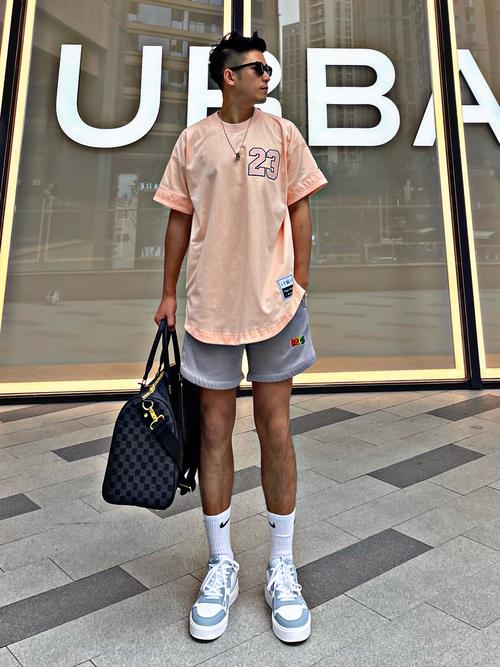 男生皮肤黑穿什么显白?