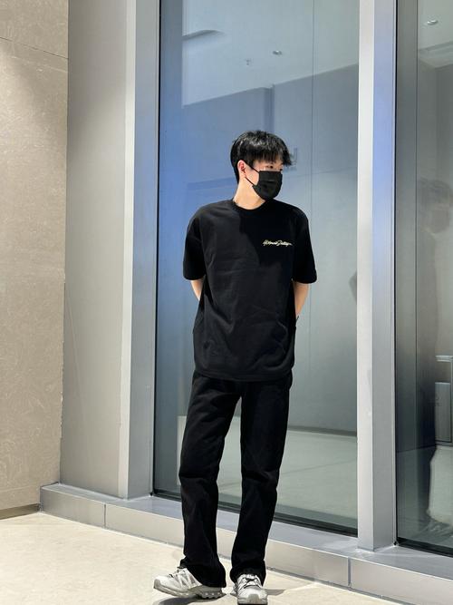 男生皮肤黑穿什么显白？