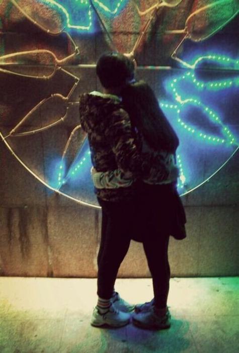 qq透明皮肤情侣大图哪里找?