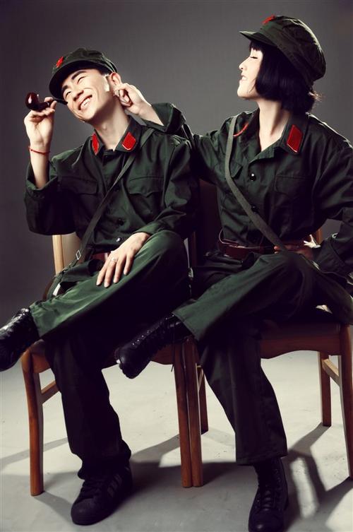 qq透明皮肤情侣大图哪里找?